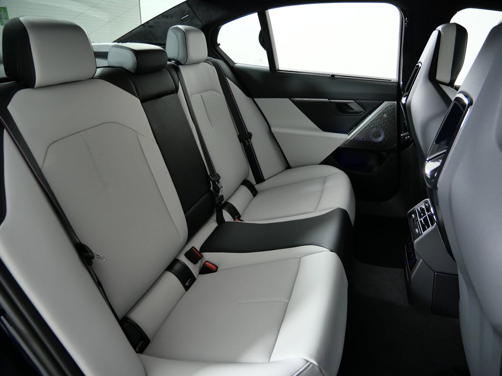 Thumbnail: 2026 BMW M5 - 26