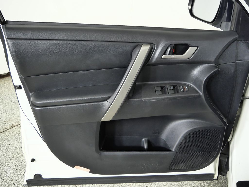 Thumbnail: 2011 Toyota Highlander - 32