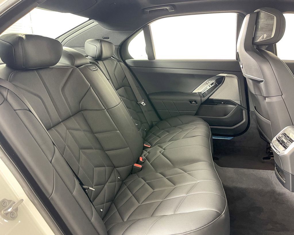 Thumbnail: 2025 BMW 7 Series - 26