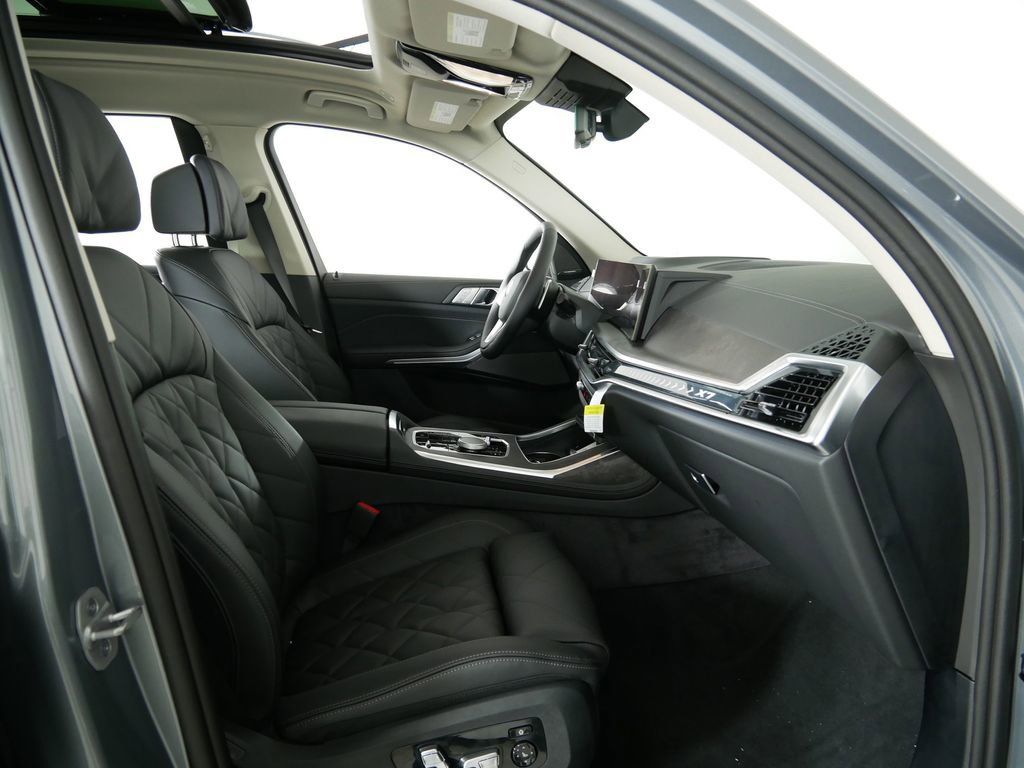 Thumbnail: 2026 BMW X7 - 22