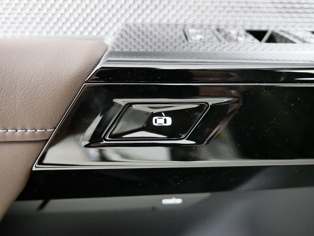 Thumbnail: 2024 BMW i7 - 35