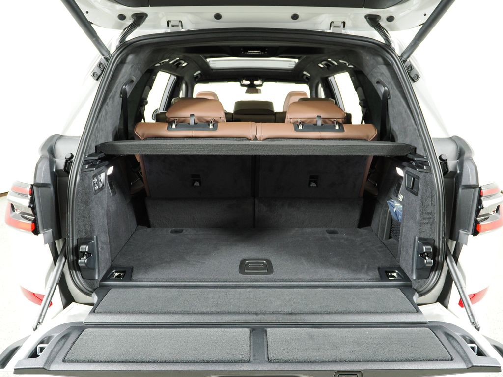 Thumbnail: 2026 BMW X7 - 26