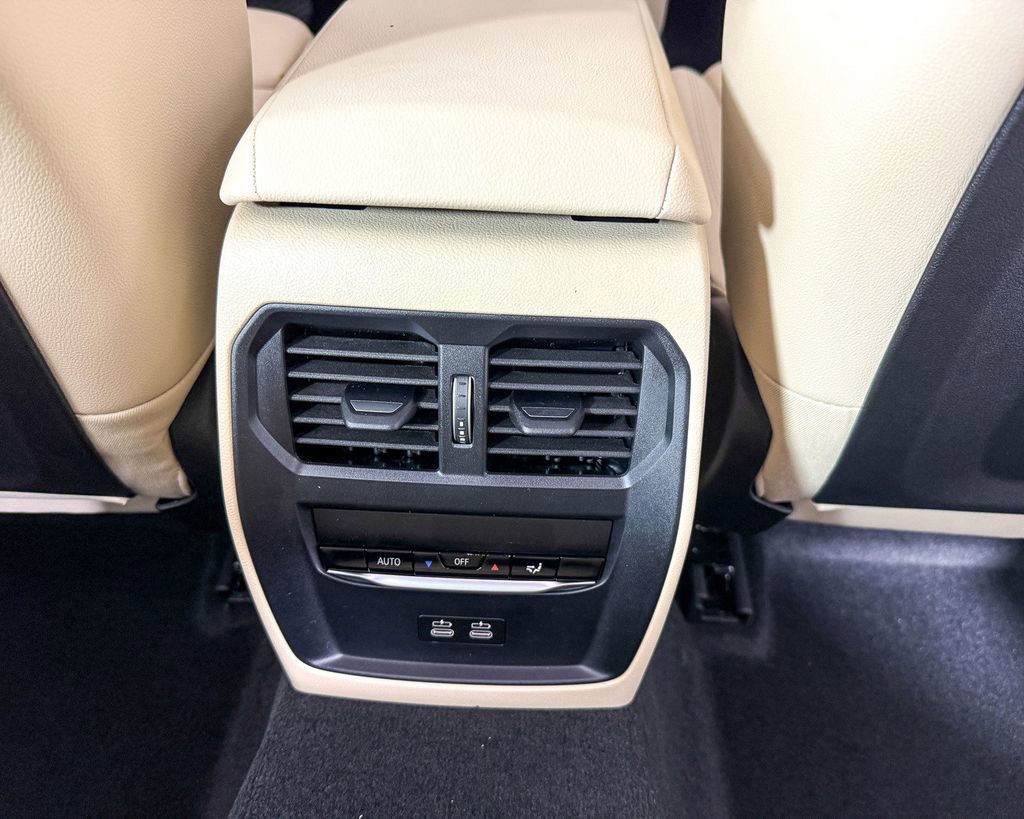 Thumbnail: 2025 BMW 3 Series - 27