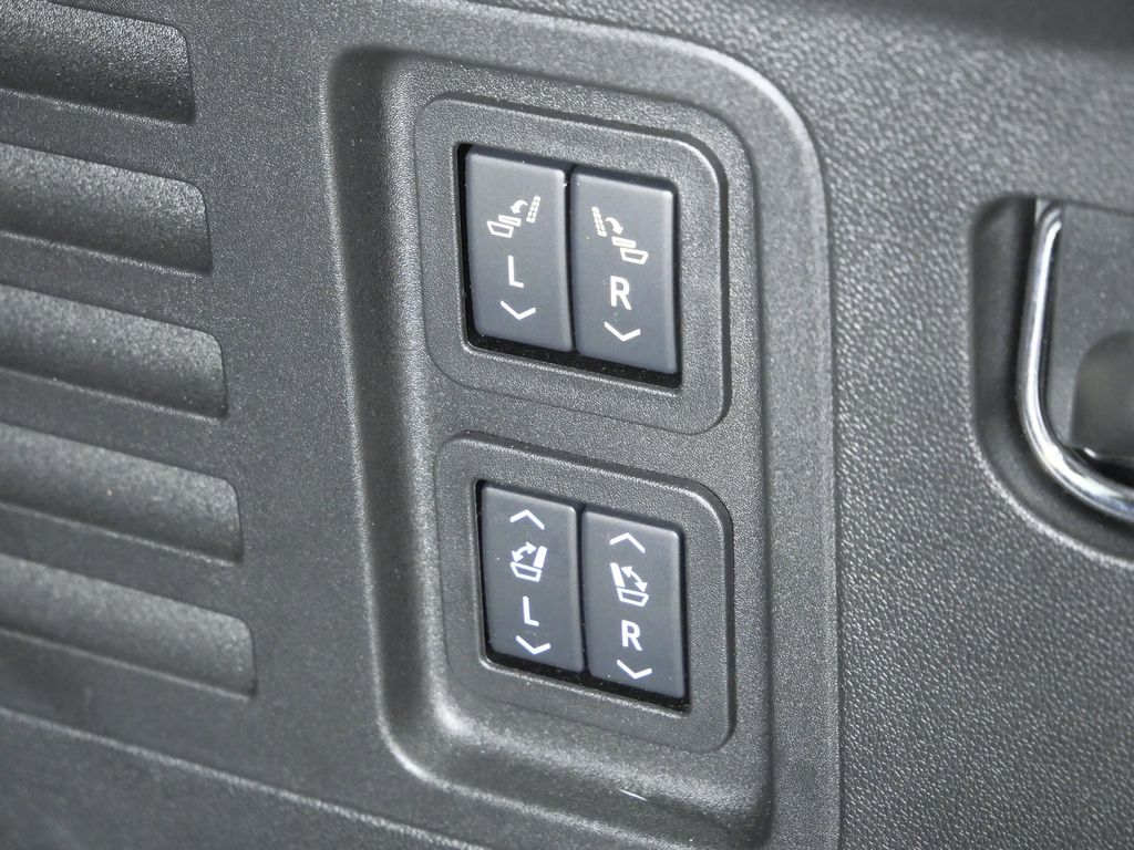 Thumbnail: 2025 GMC Acadia - 30