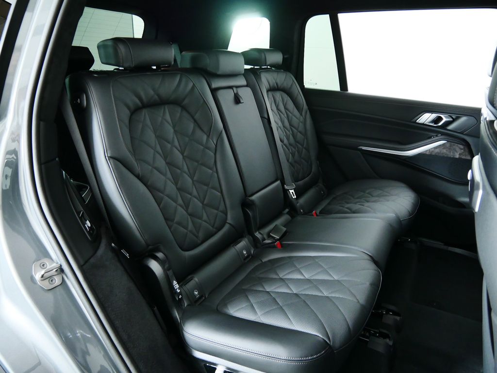 Thumbnail: 2026 BMW X7 - 25