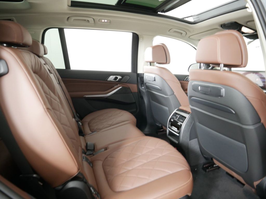 2025 BMW X7 xDrive40i 24