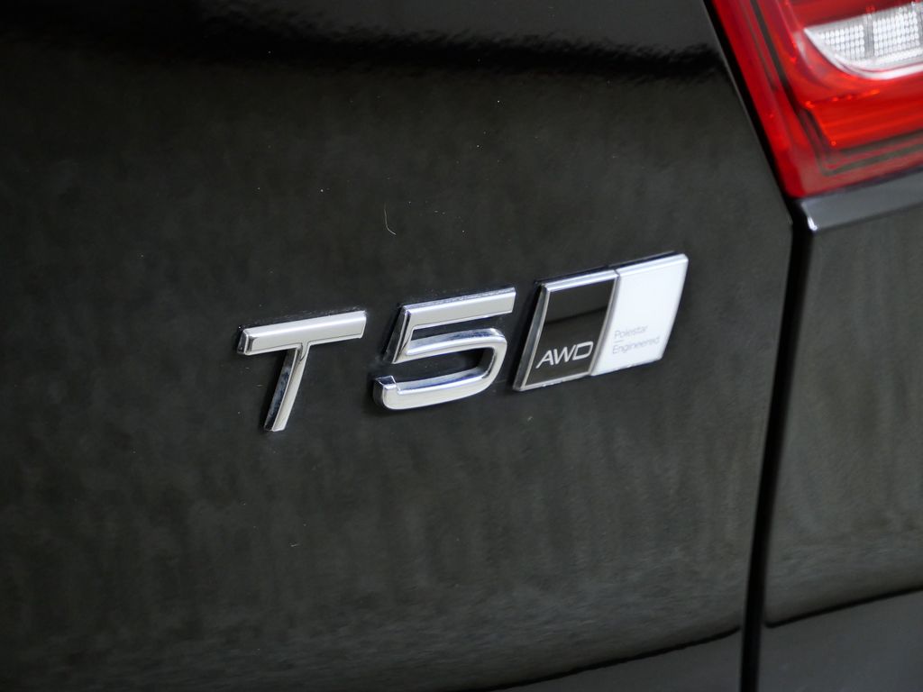 Thumbnail: 2021 Volvo XC40 - 13