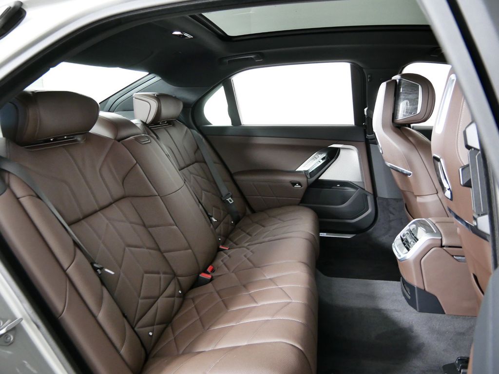 Thumbnail: 2024 BMW i7 - 24