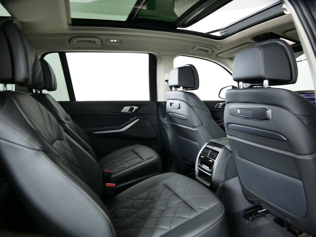 Thumbnail: 2025 BMW X7 - 25