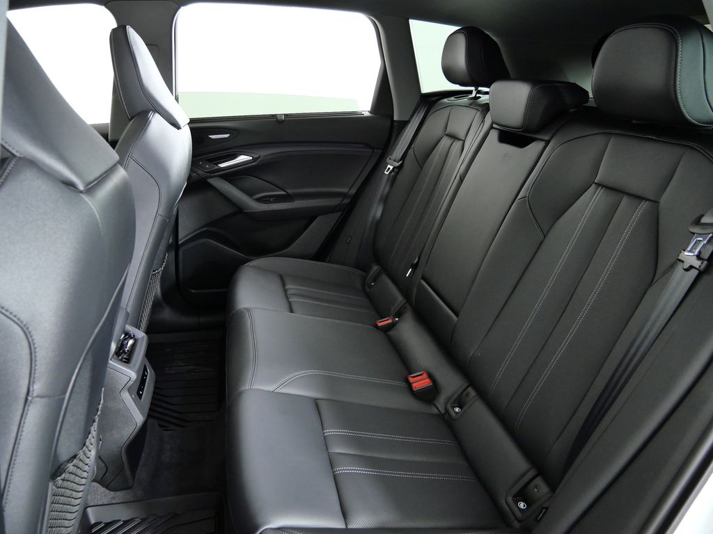 Thumbnail: 2025 Audi Q6 e-tron - 31