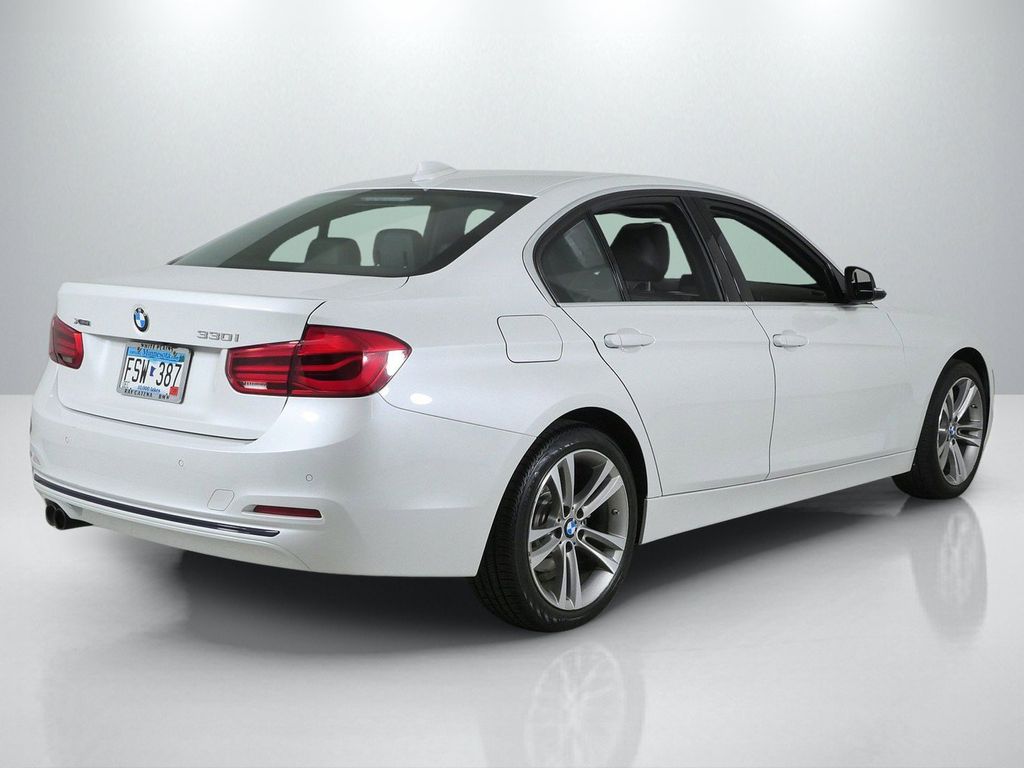 Thumbnail: 2017 BMW 3 Series - 9