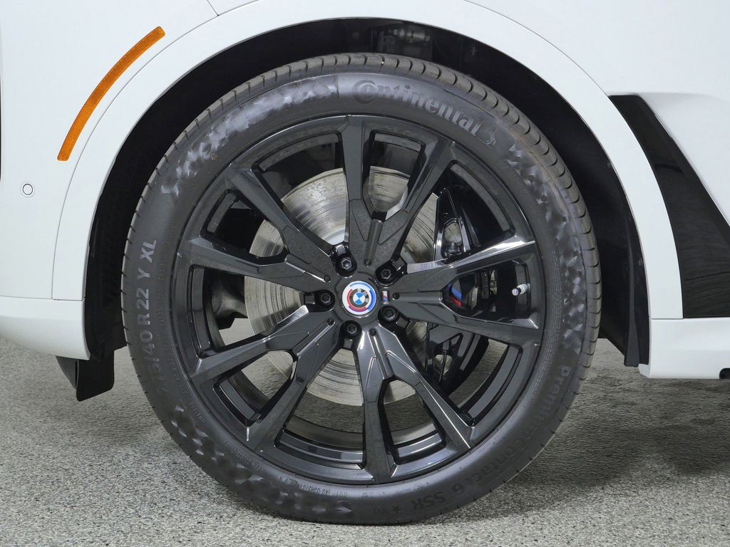 Thumbnail: 2026 BMW X7 - 16