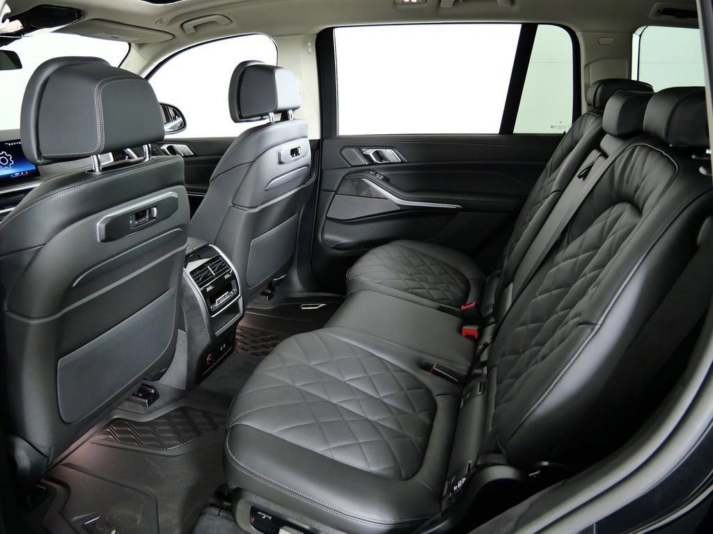 Thumbnail: 2026 BMW X7 - 33