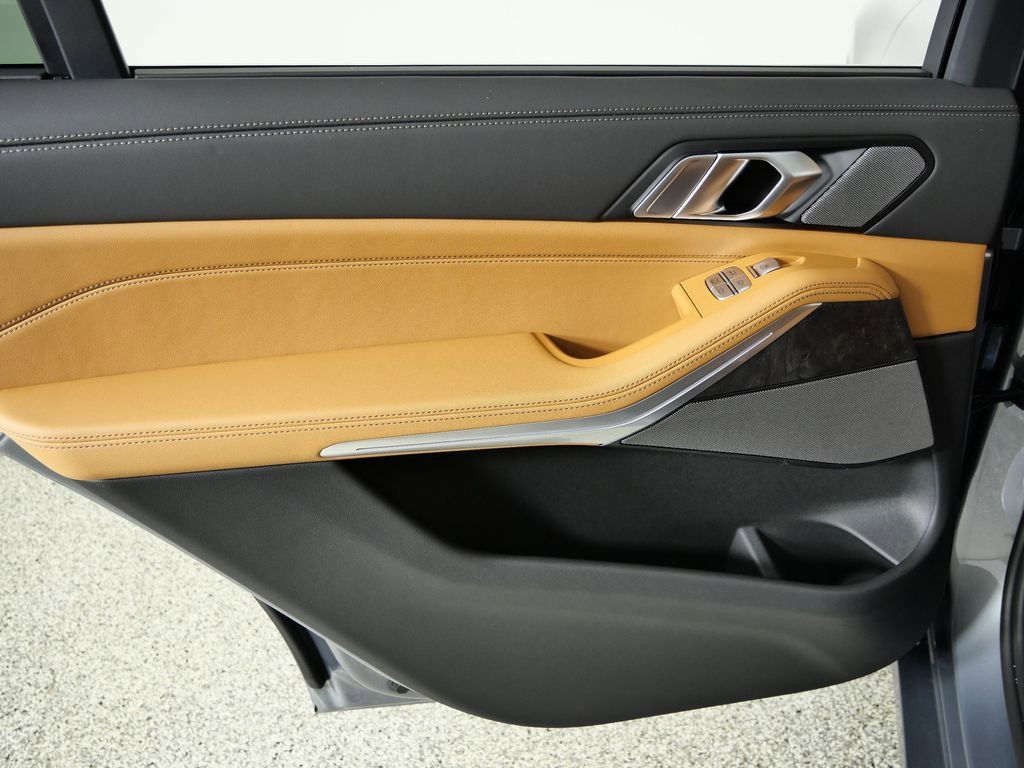 Thumbnail: 2026 BMW X7 - 33