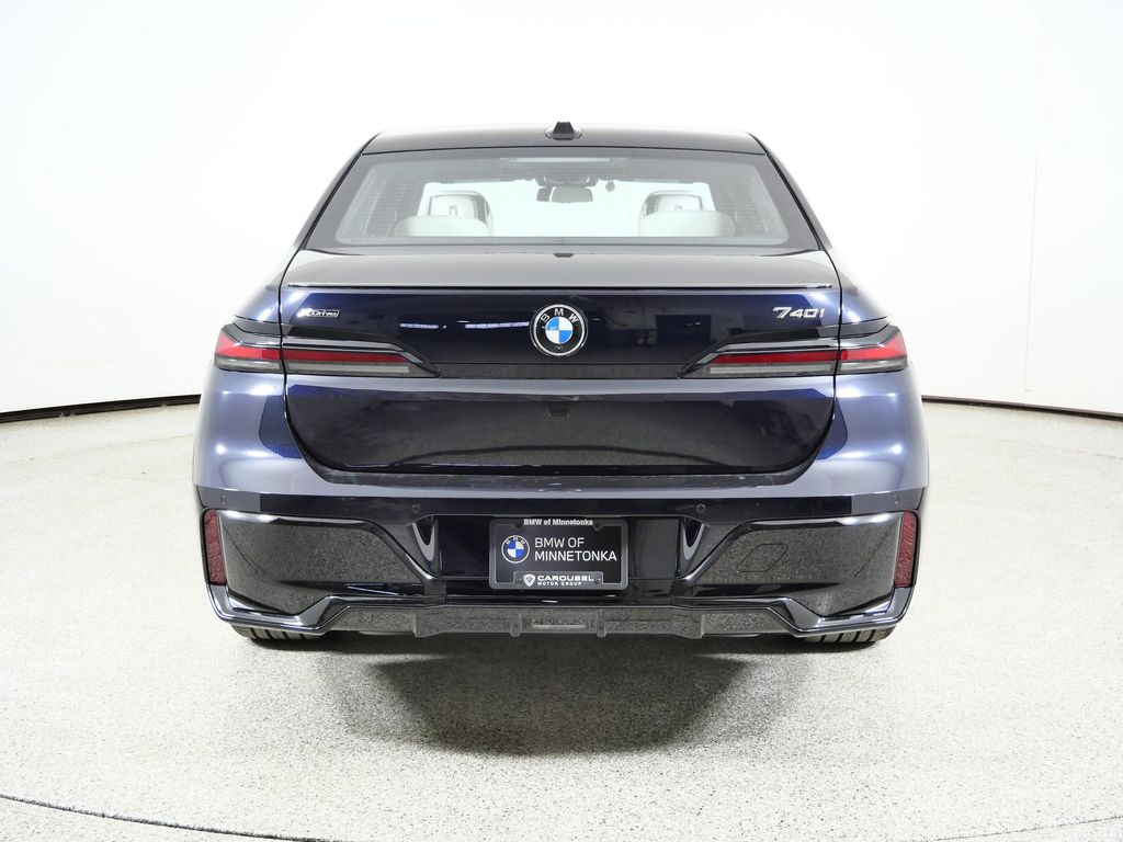 Thumbnail: 2026 BMW 7 Series - 10