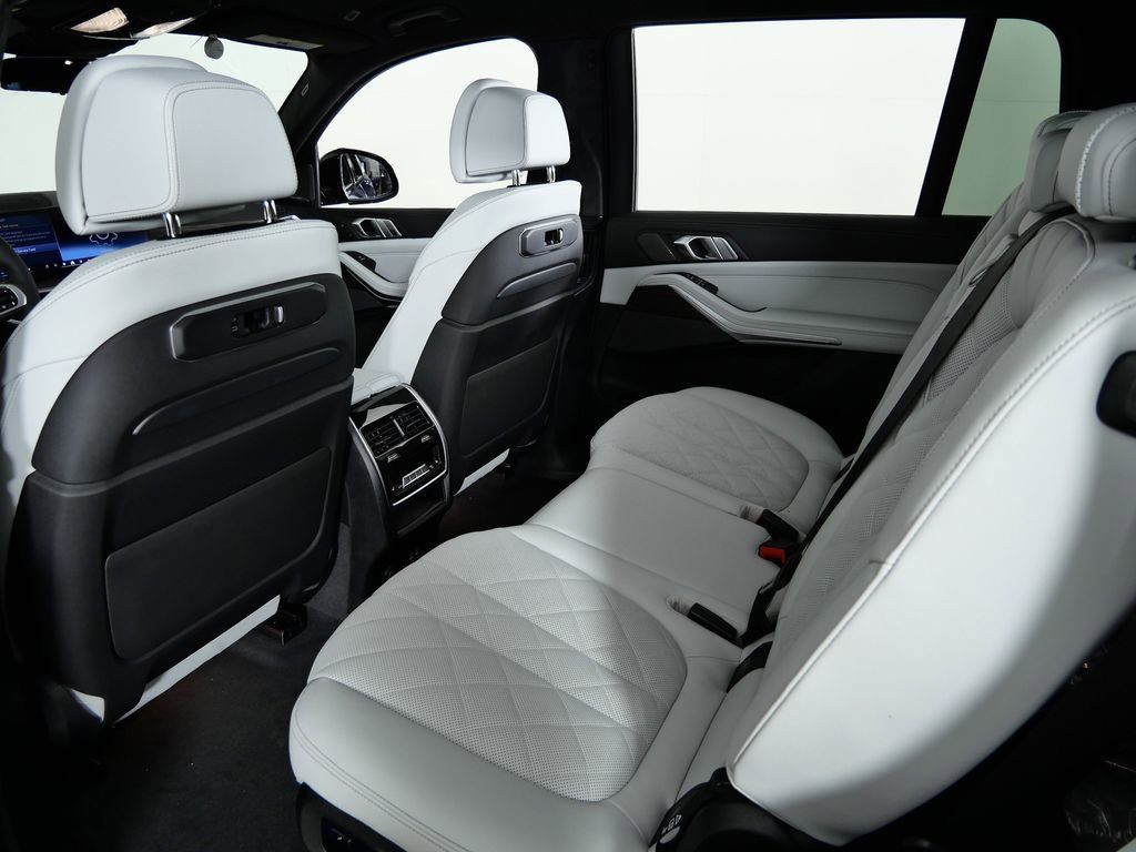 Thumbnail: 2026 BMW X7 - 36