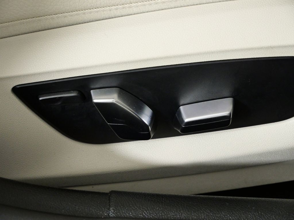 Thumbnail: 2023 BMW 5 Series - 27