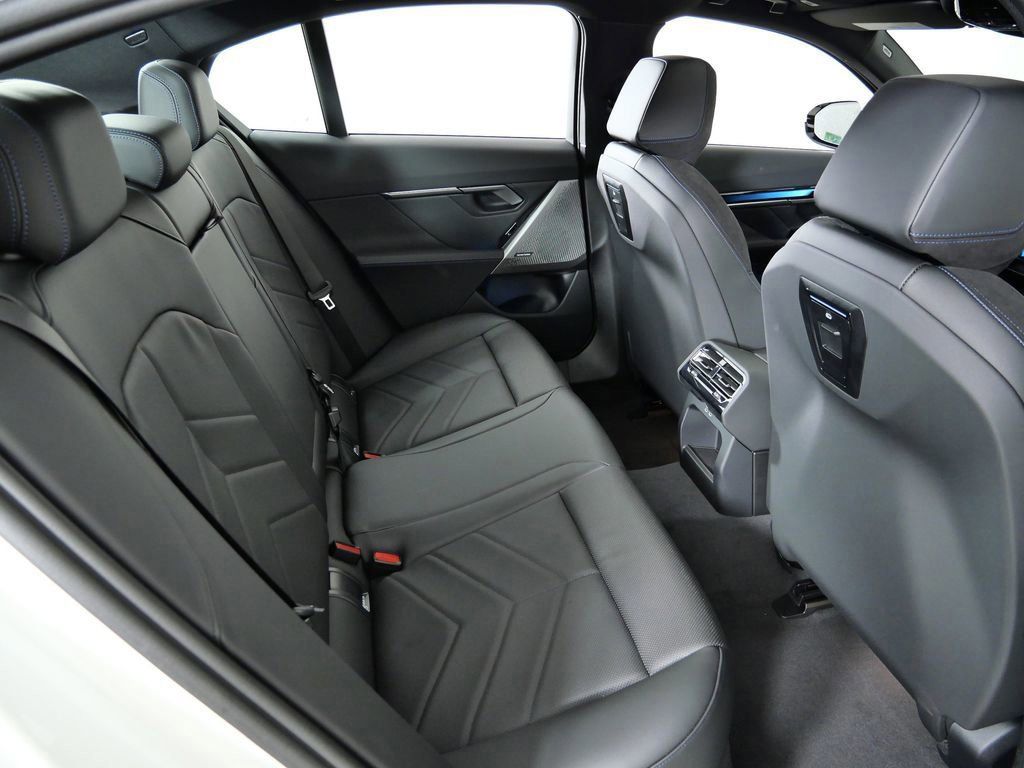 Thumbnail: 2026 BMW i5 - 25