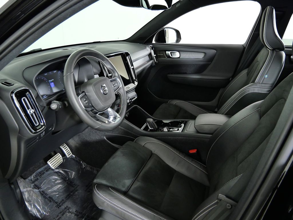 Thumbnail: 2021 Volvo XC40 - 34