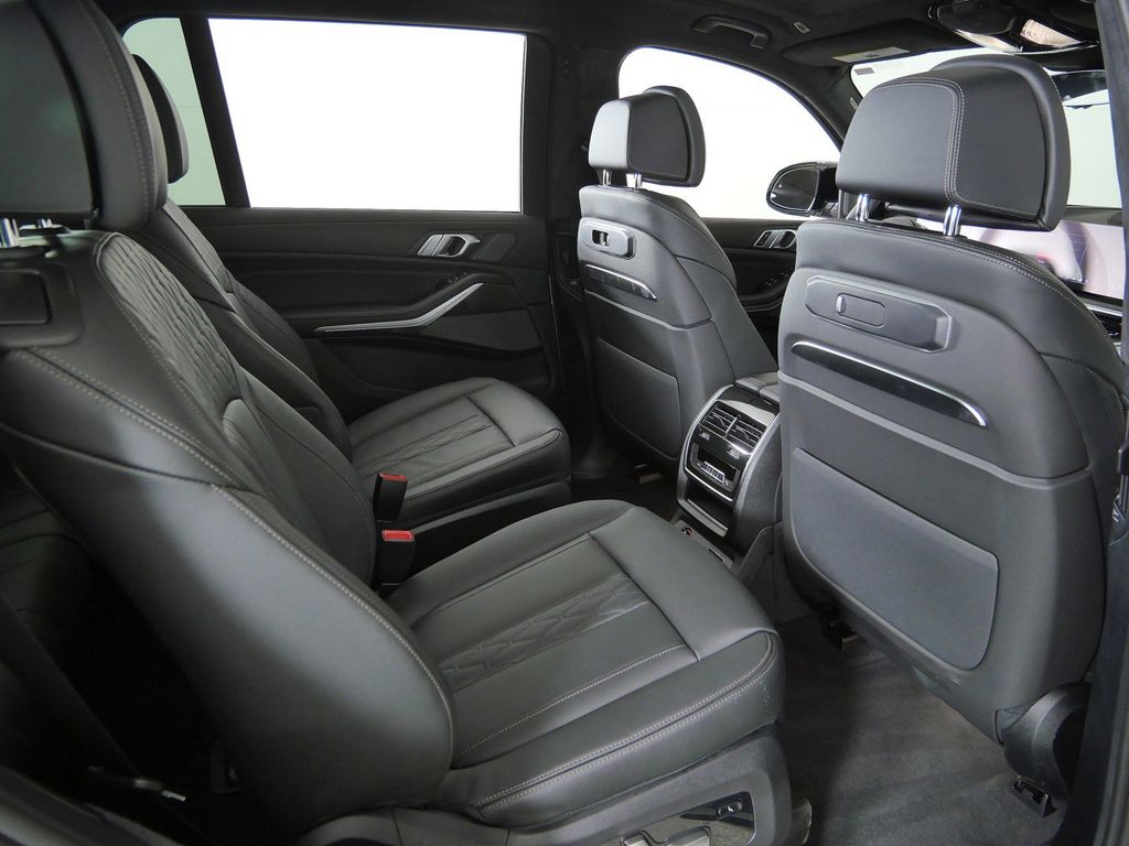 Thumbnail: 2026 BMW X7 - 25