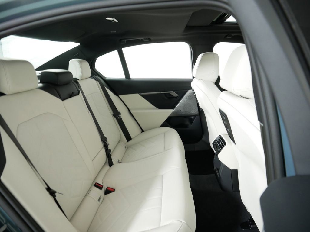 Thumbnail: 2025 BMW 5 Series - 26