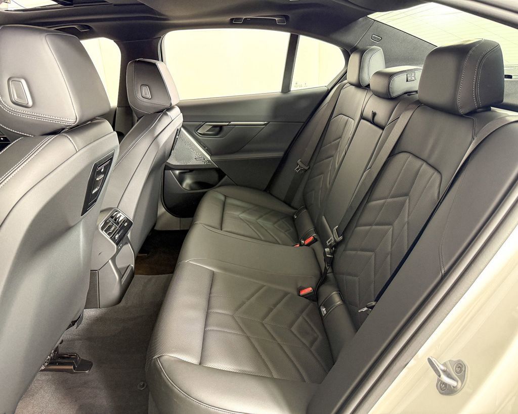 Thumbnail: 2025 BMW 5 Series - 32