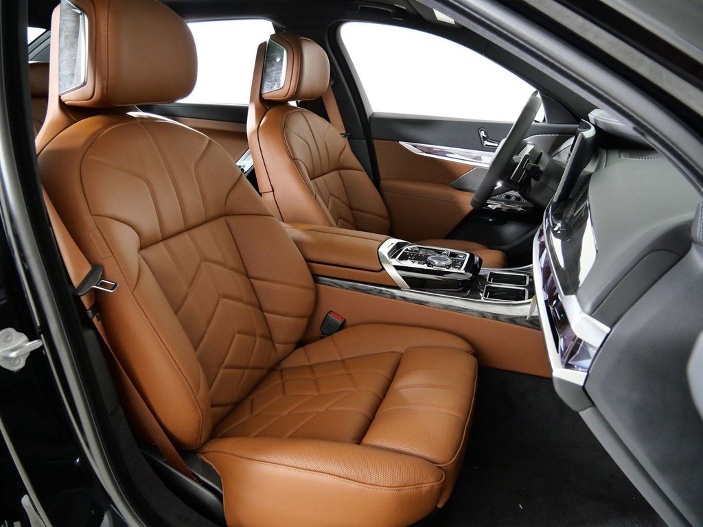 Thumbnail: 2026 BMW 7 Series - 22