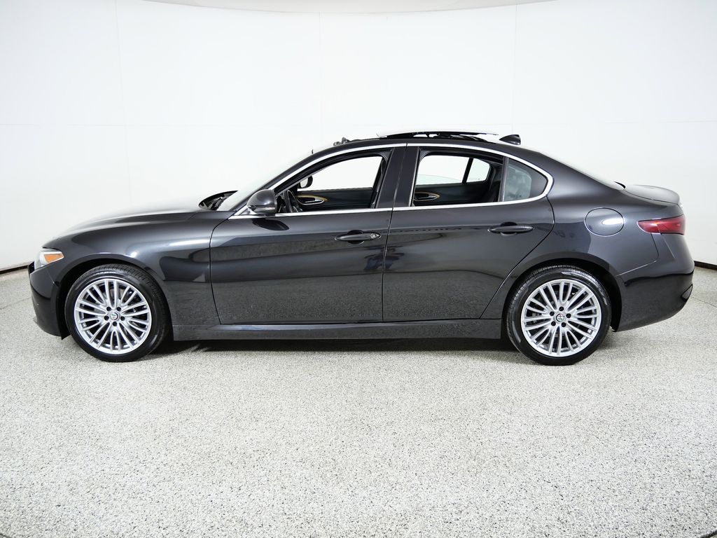 Thumbnail: 2017 Alfa Romeo Giulia - 16