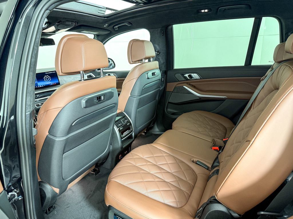 Thumbnail: 2026 BMW X7 - 33