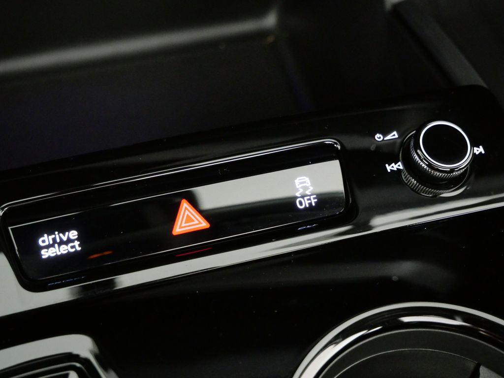 Thumbnail: 2025 Audi Q6 e-tron - 47