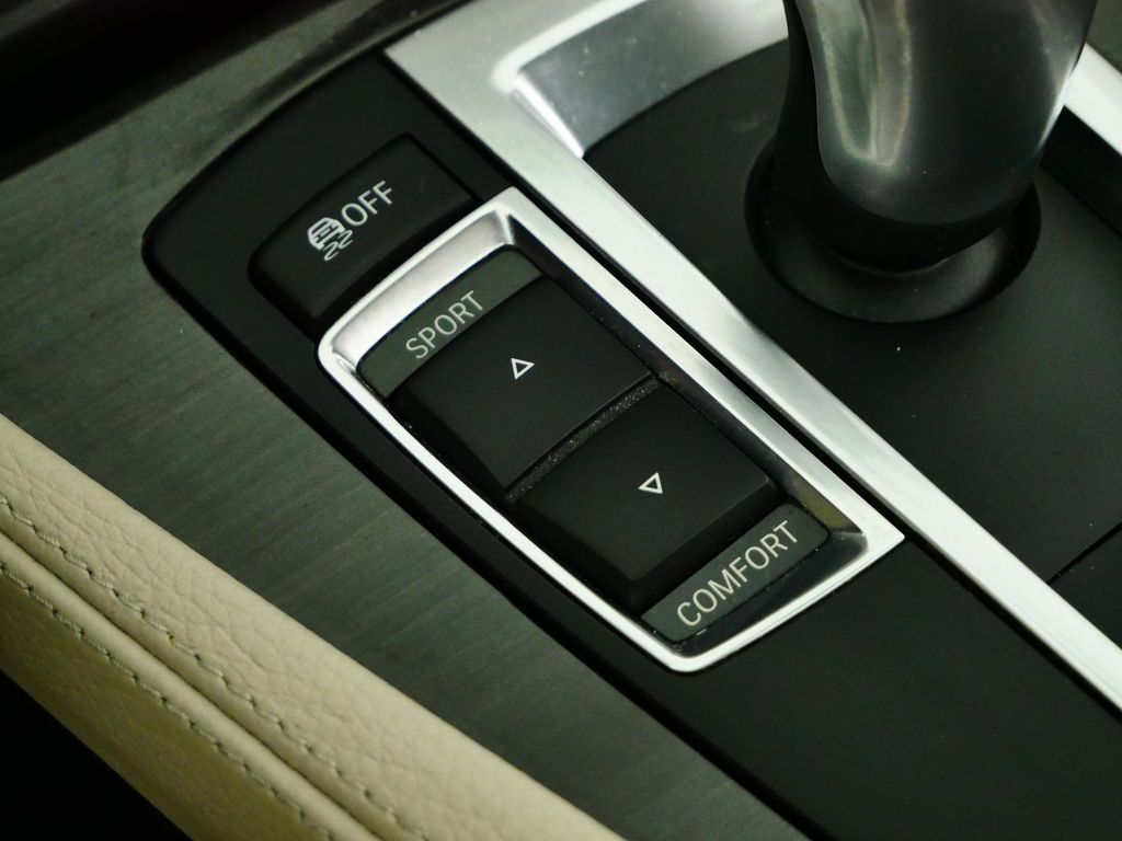Thumbnail: 2013 BMW 5 Series - 46