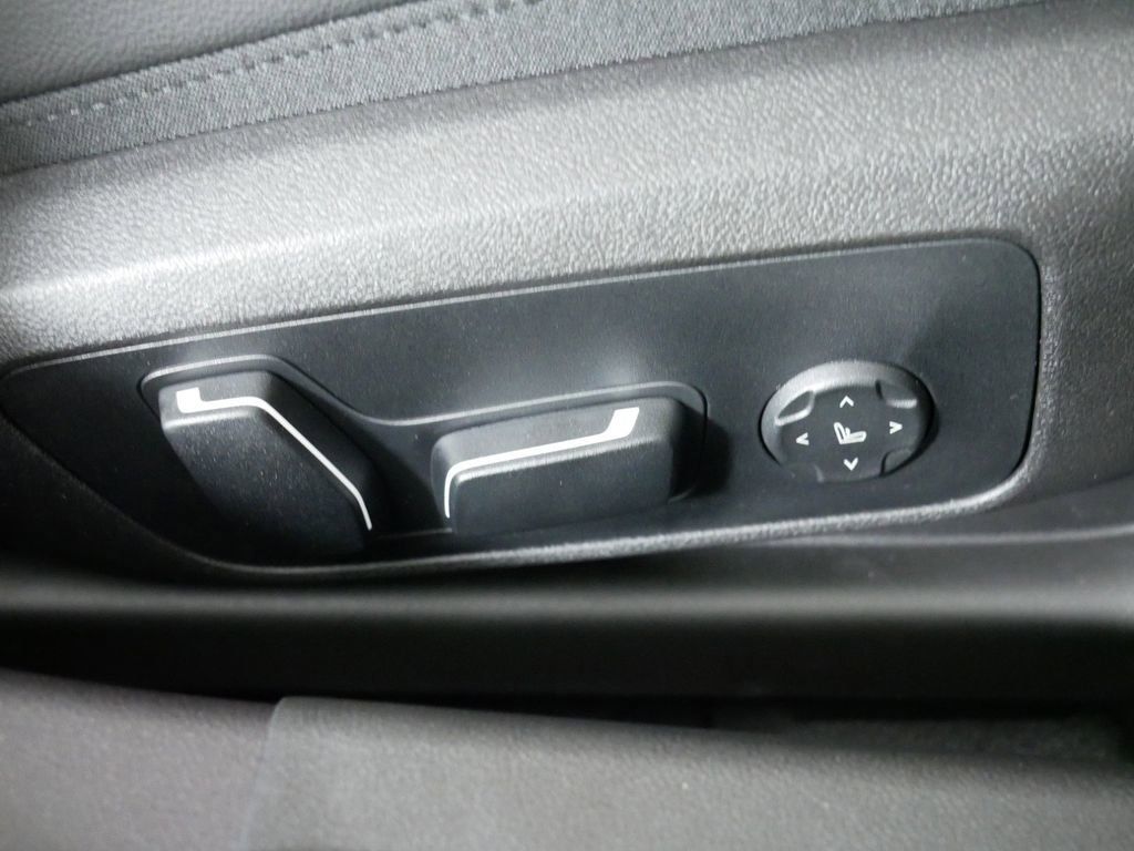 Thumbnail: 2025 BMW 3 Series - 24