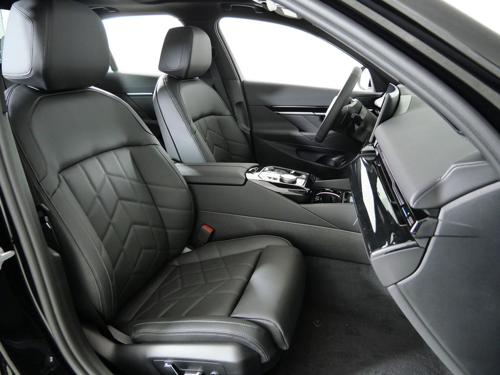 Thumbnail: 2026 BMW 5 Series - 21