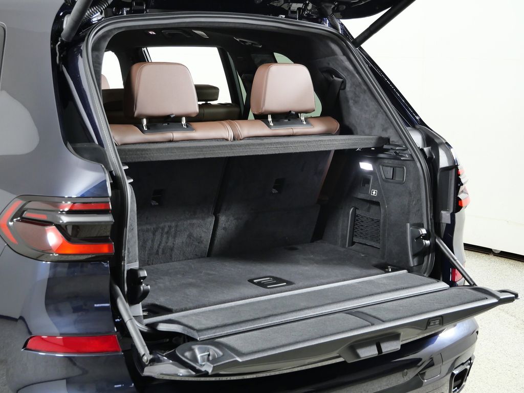 Thumbnail: 2026 BMW X7 - 31