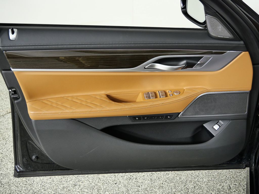 Thumbnail: 2022 BMW 7 Series - 37