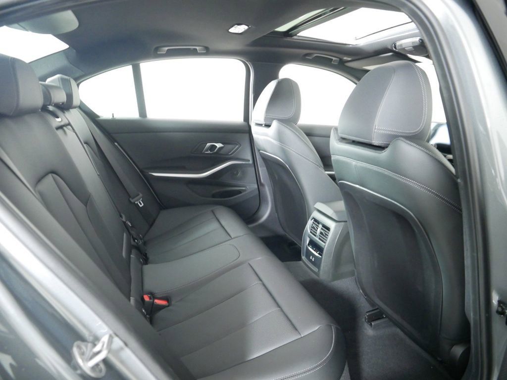 Thumbnail: 2025 BMW 3 Series - 25