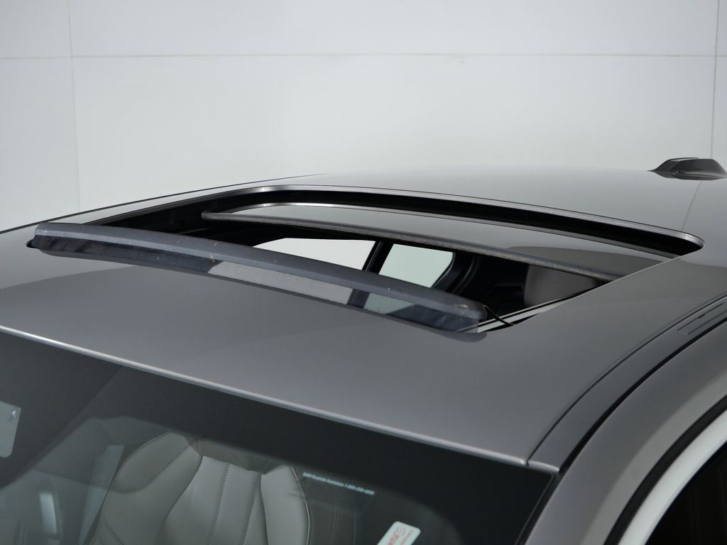 Thumbnail: 2025 BMW 5 Series - 22