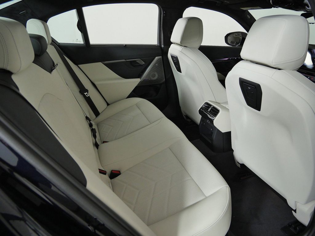 Thumbnail: 2027 BMW 5 Series - 26