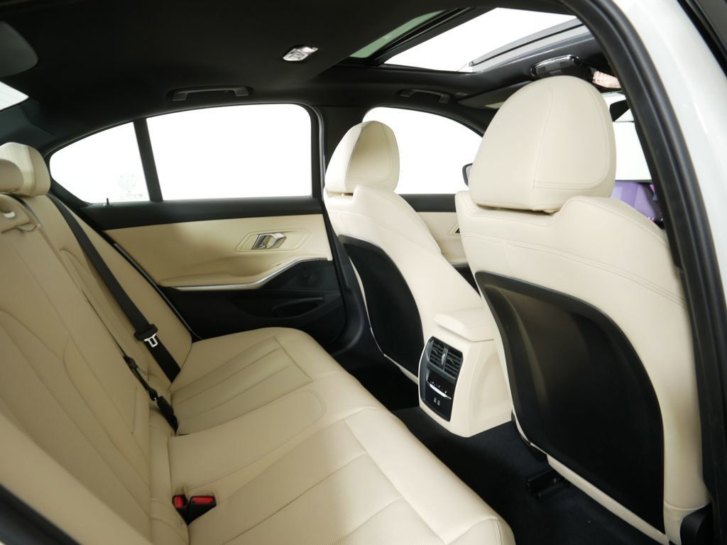 Thumbnail: 2025 BMW 3 Series - 25