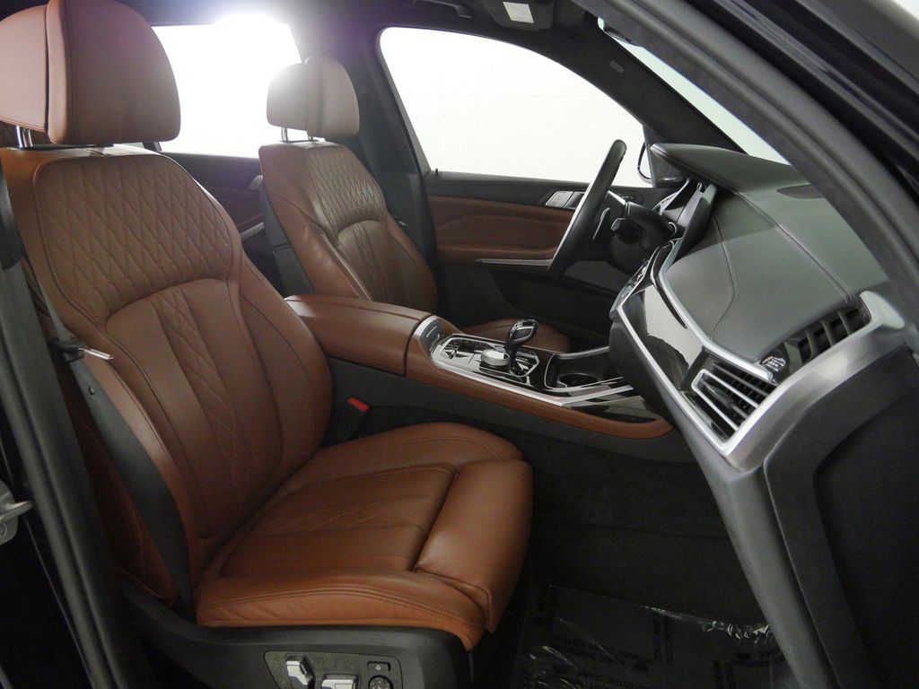 Thumbnail: 2021 BMW X7 - 21