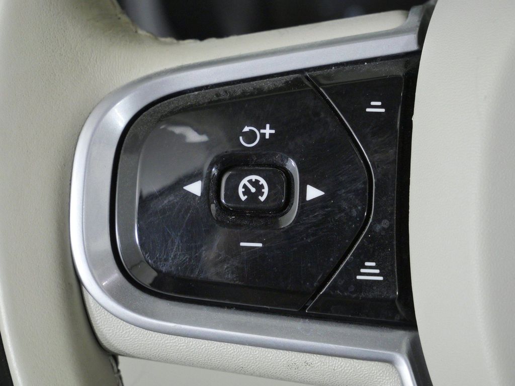 Thumbnail: 2022 Volvo XC90 - 39