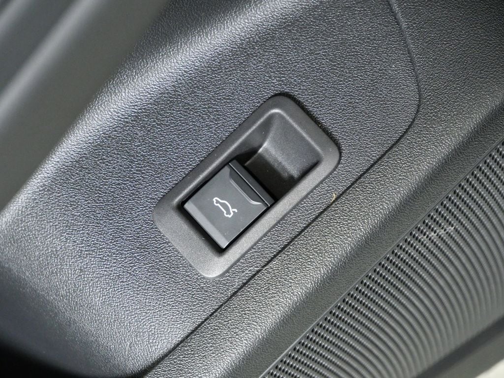 Thumbnail: 2025 Audi Q6 e-tron - 37