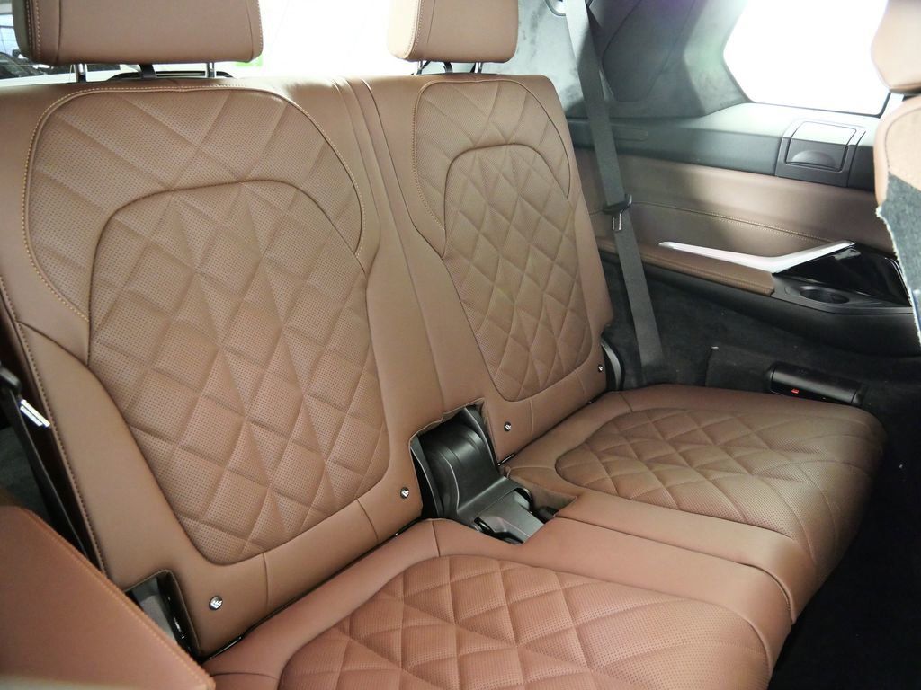 Thumbnail: 2026 BMW X7 - 31