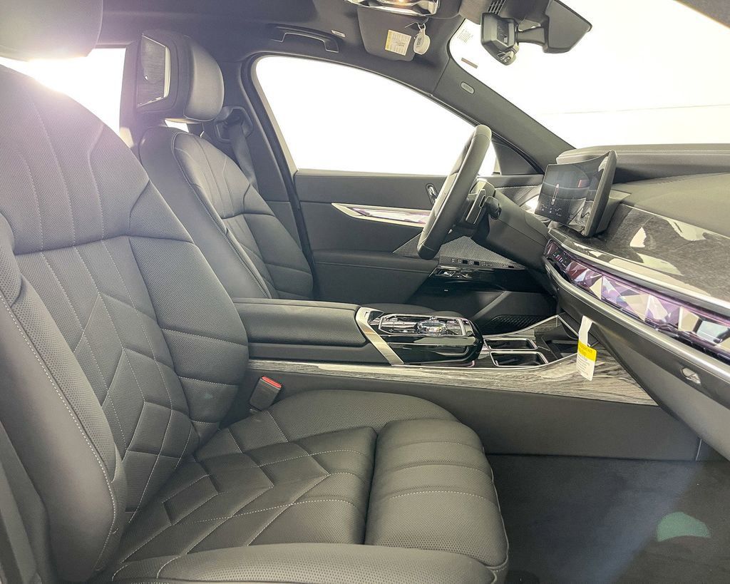 Thumbnail: 2025 BMW 7 Series - 22