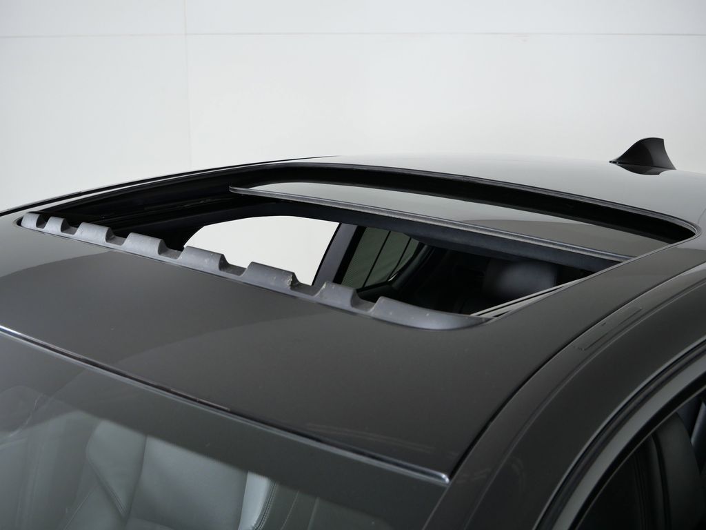 Thumbnail: 2013 BMW M5 - 19