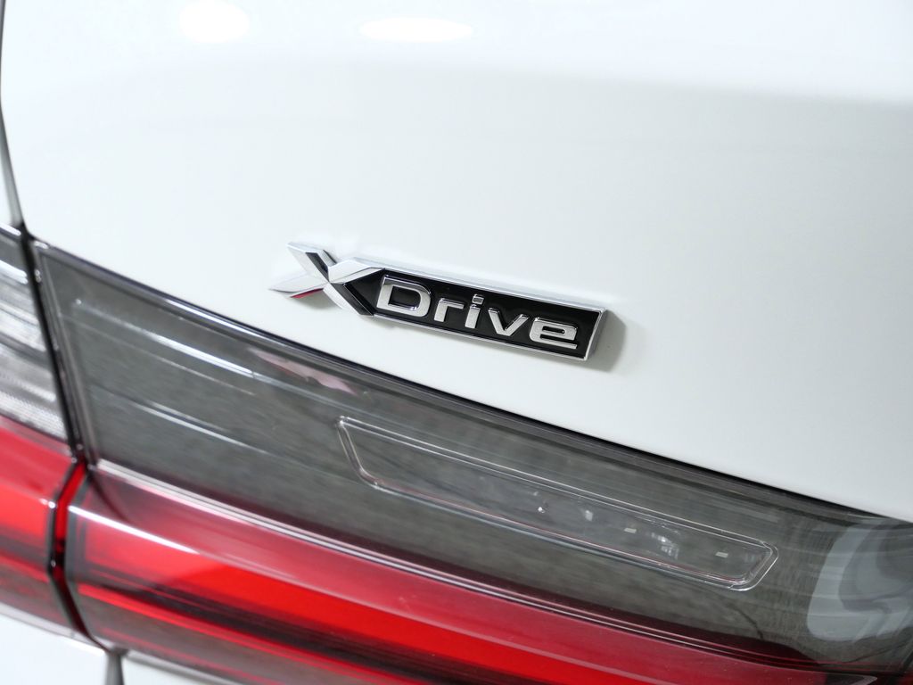 Thumbnail: 2025 BMW 3 Series - 16