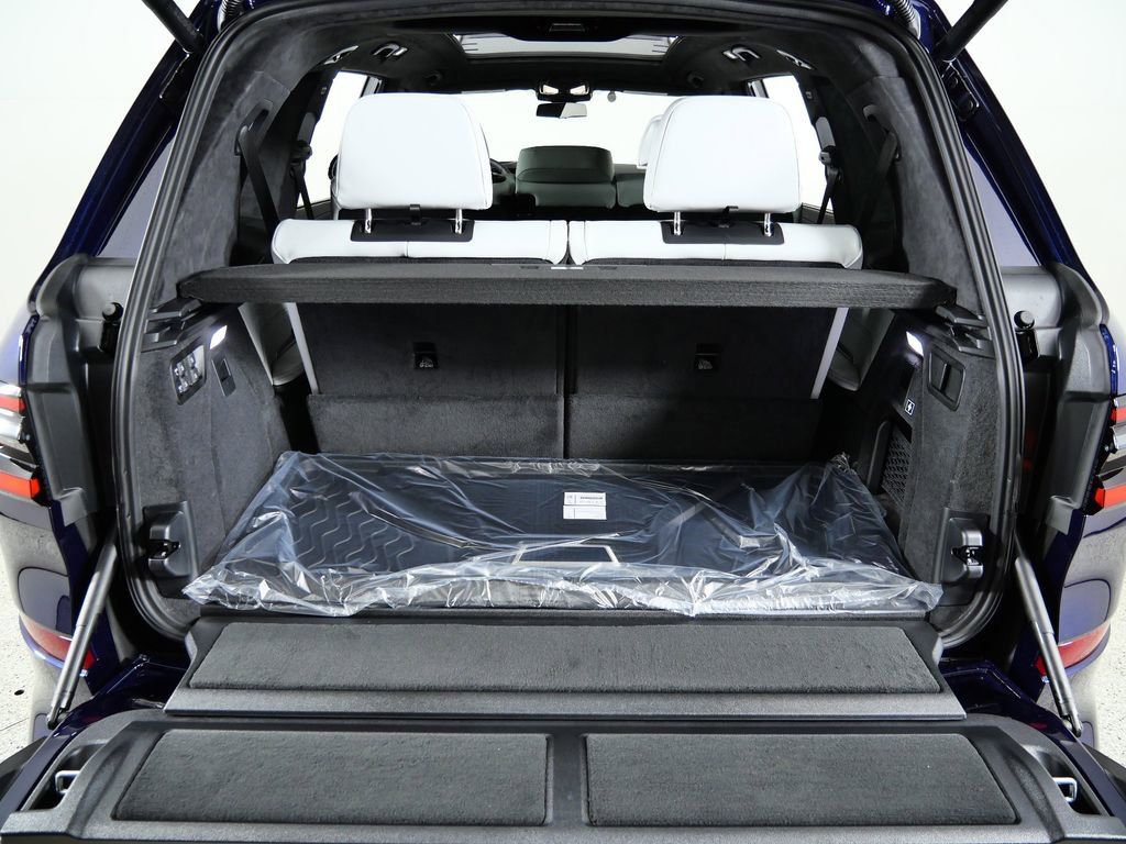 Thumbnail: 2026 BMW X7 - 32