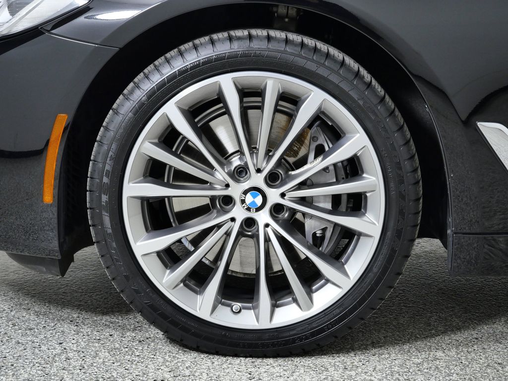 Thumbnail: 2023 BMW 5 Series - 21