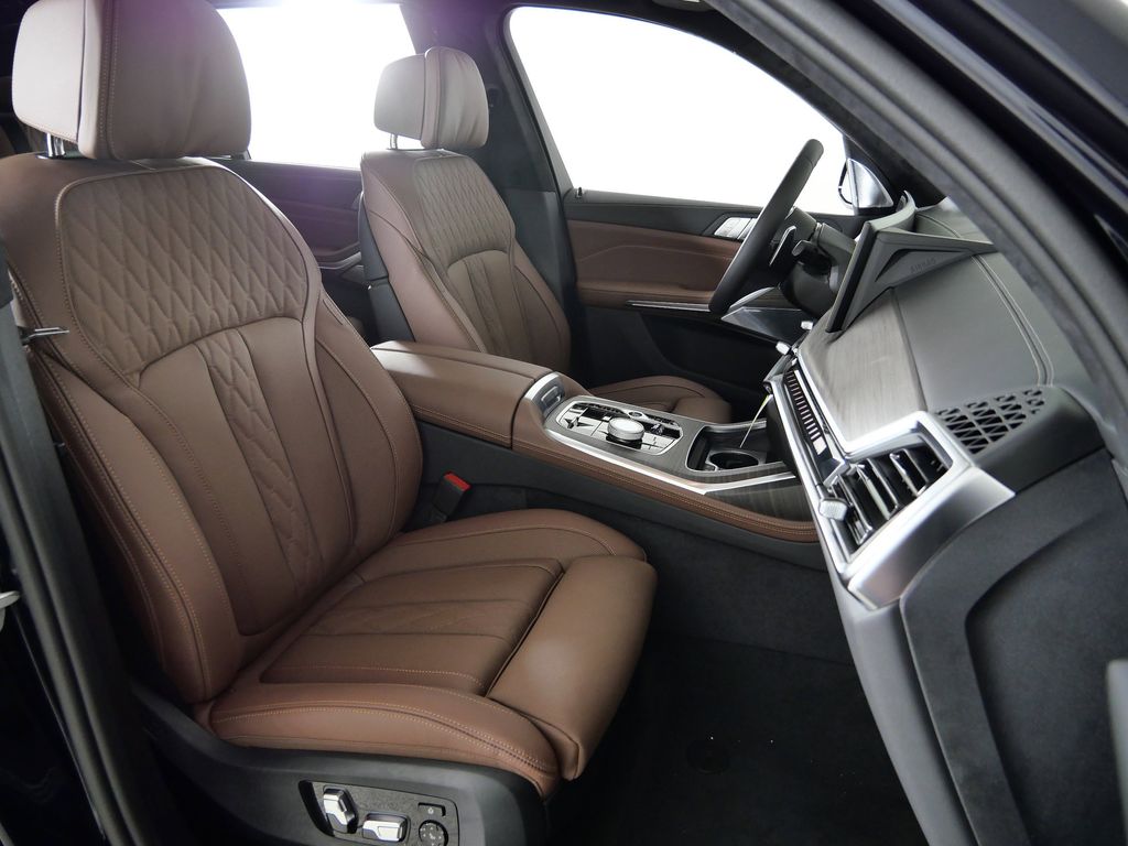 Thumbnail: 2026 BMW X7 - 21