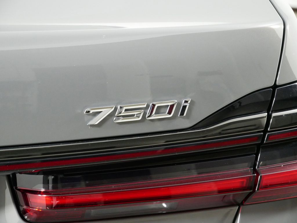 2022 BMW 7 Series 750i xDrive 14